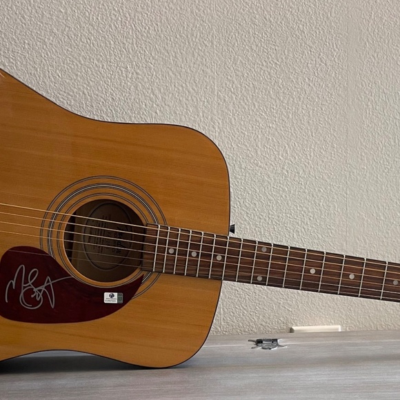 (LAST CHANCE SALE) Miranda Lambert Signed Fender Guitar w/ Authenticity - Picture 3 of 3